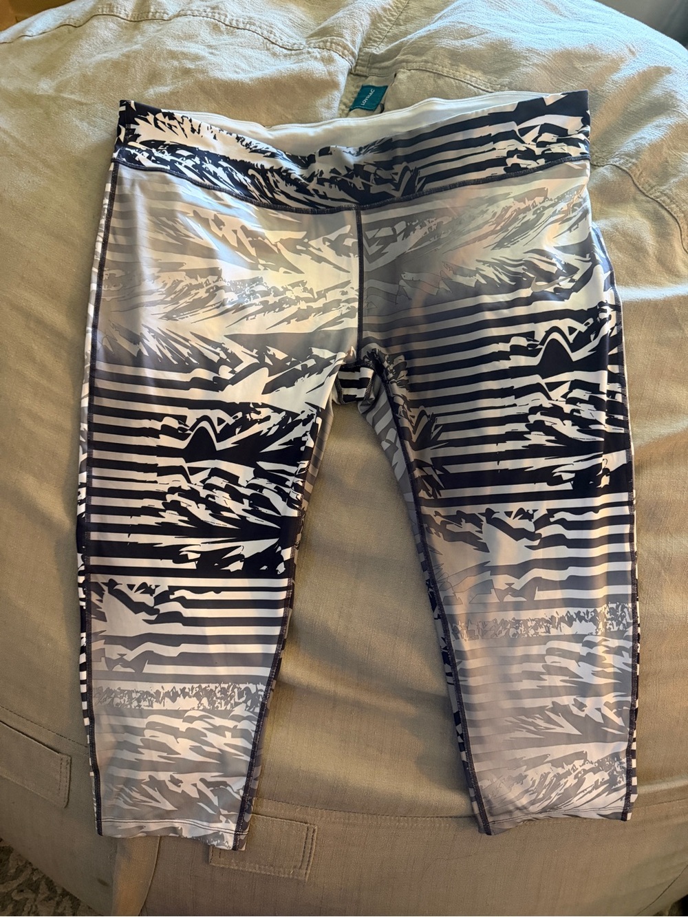 Nike 3X Black & White Patterned Active Leggings and tank top outfit.